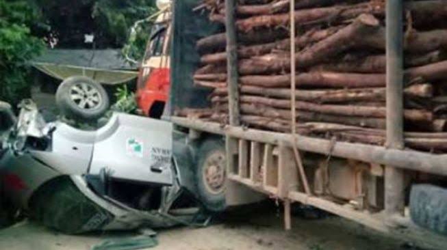 Mati Mesin di Tikungan Menurun, Truk Tronton di Pelalawan Tabrak Ambulans Hingga Ringsek