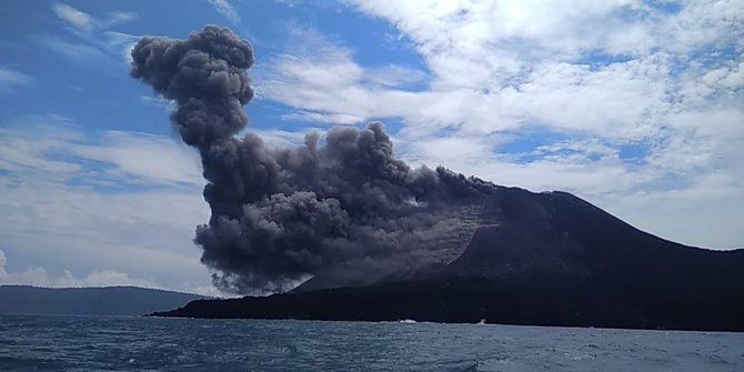 Gunung Anak Karakatau Meletus Keluarkan Asap Tebal Hitam
