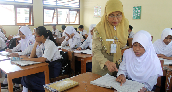 Penelitian Internasional : Meski Bergaji Rendah, Guru di Indonesia Dihormati