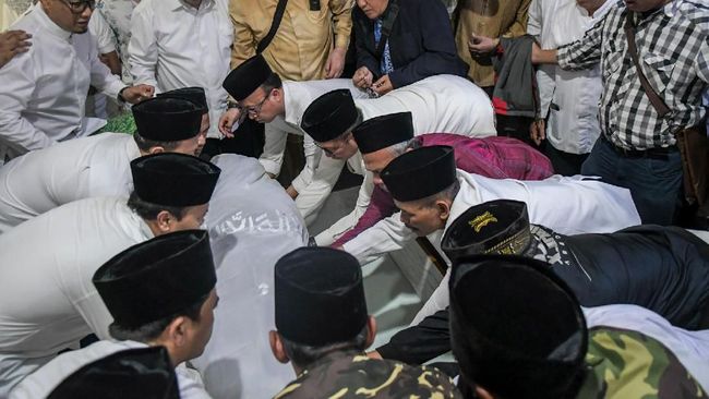Jenazah Gus Sholah Disambut Doa Ribuan Santri di Tebuireng