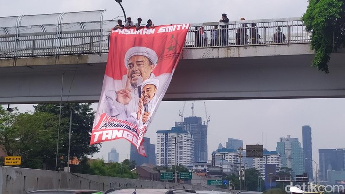 Massa Aksi PA 212 dkk Bentangkan Spanduk Habib Rizieq di Atas JPO