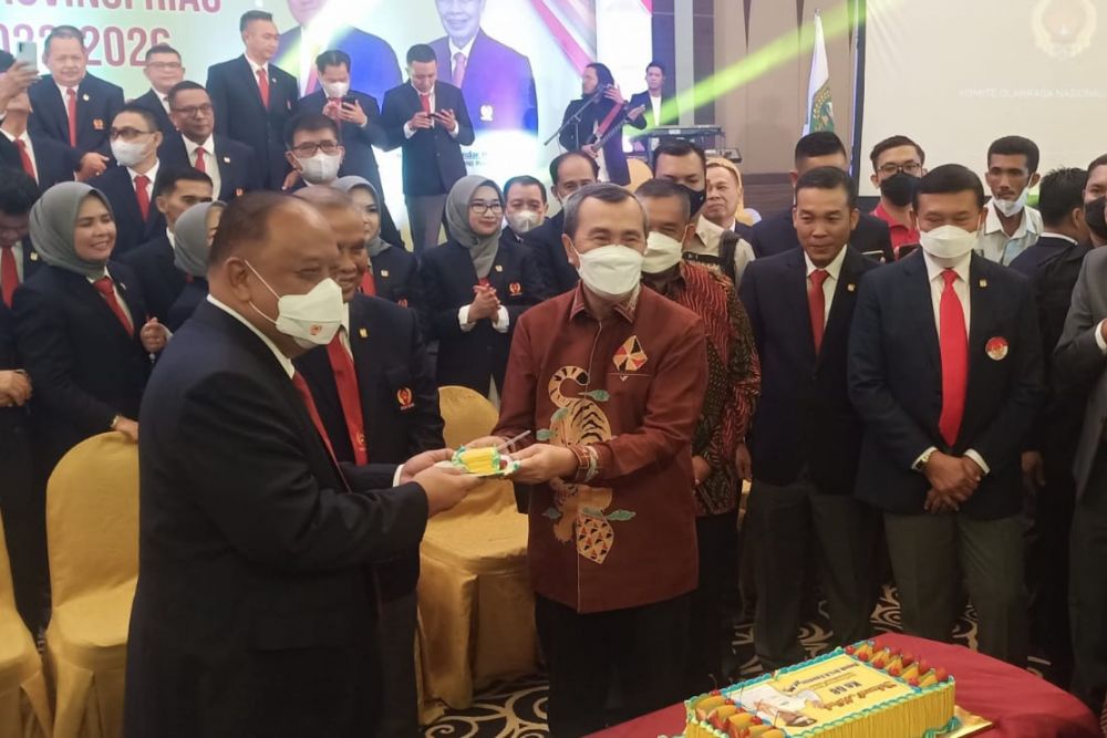 Gubri Dapat Kejutan Kue Ultah dari KONI Pusat dan Riau