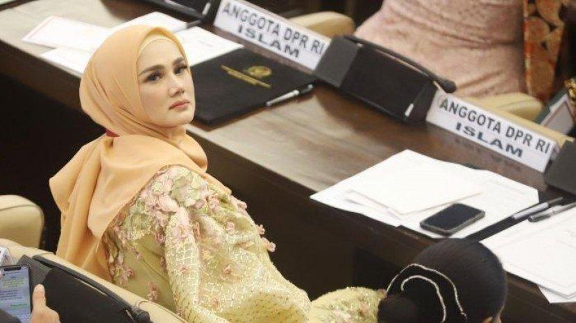 Mulan Jameela Sumbang Sebagian Gajinya untuk Beli APD