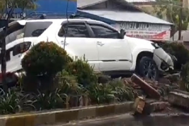 Diduga Hilang Kendali, Mobil Fortuner Panjat Median Jalan Soekarno Hatta