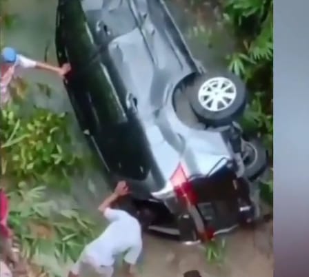 Diduga Hilang Kendali, Minibus Masuk Jurang di Jembatan Rantau Berangin