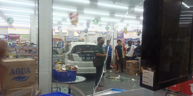 Diduga Hilang Kendali, Honda Jazz Hantam Indomaret Harapan Raya