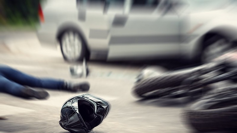 Terekam CCTV, Supir Minibus Kabur Usai Tabrak Pengemudi Sepeda Motor