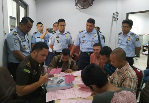 Imigrasi Bengkalis Limpahkan 5 Tersangka Penyelundupan TKI
