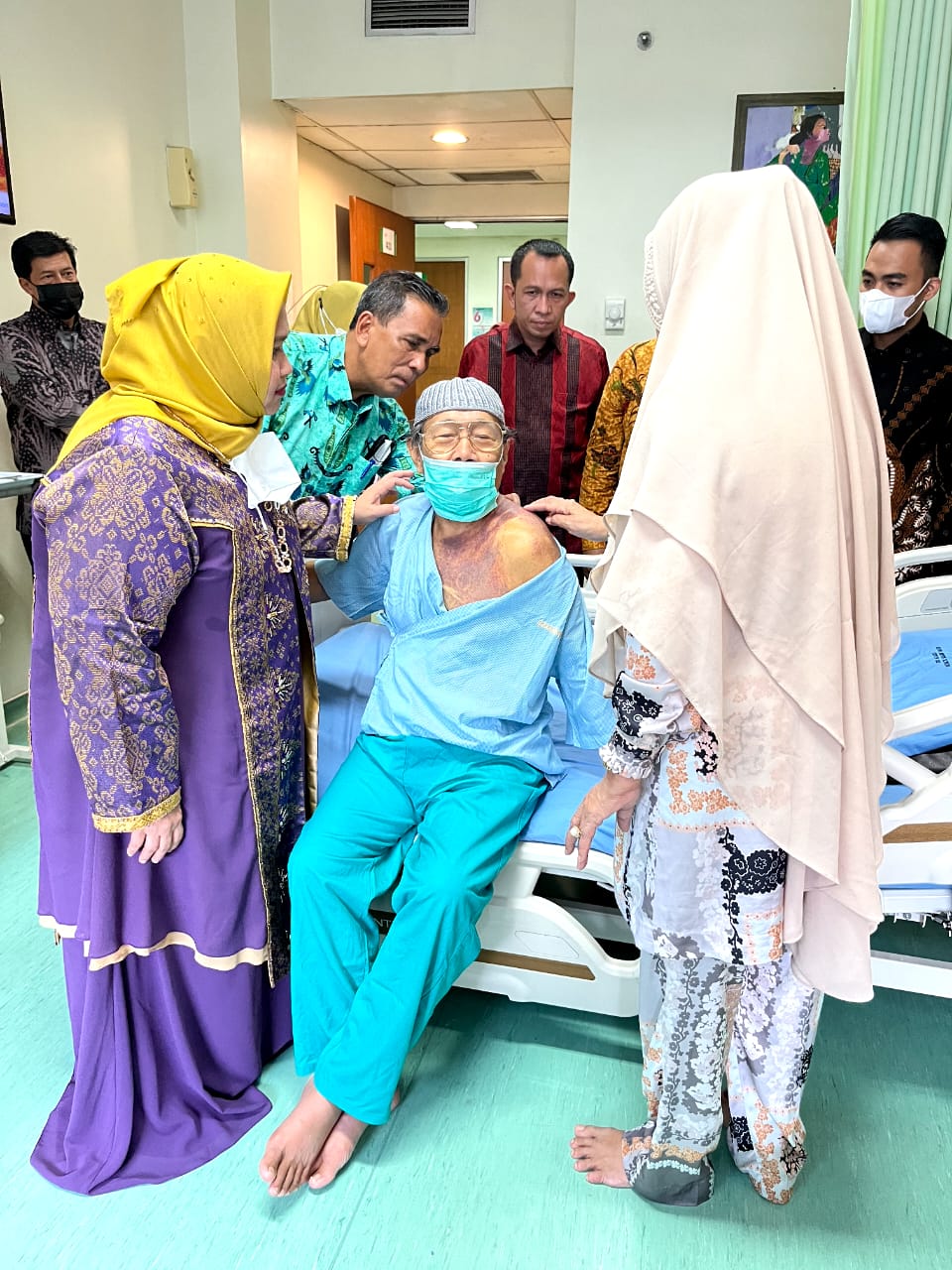 Kasmarni Besuk Eks Bupati Fadlah Sulaiman di RSUD Arifin Achmad