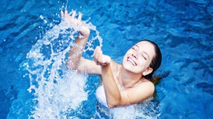 Kenali Cara Menggunakan Sunblock yang Benar saat Berenang