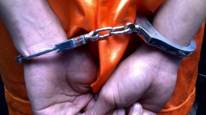 Terekam CCTV, Baju Hasil Curian Disimpan Disela-sela Paha Sang Nenek