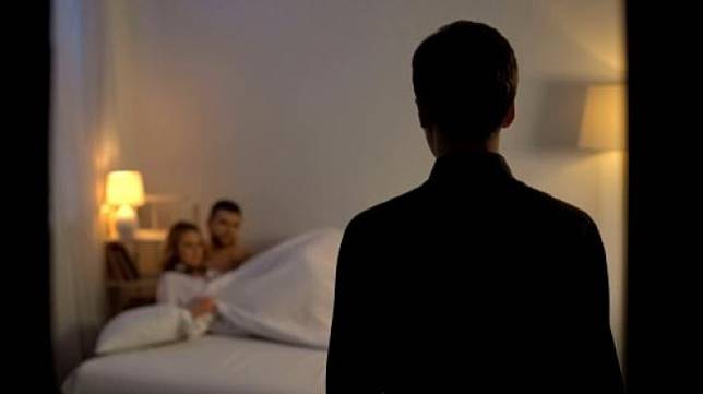 Heboh, Istri ML dengan Pria Lain di Samping Suami Tidur