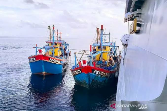 Curi Ikan di Perairan Riau, Kapal Malaysia dan ABK Myanmar Ditangkap