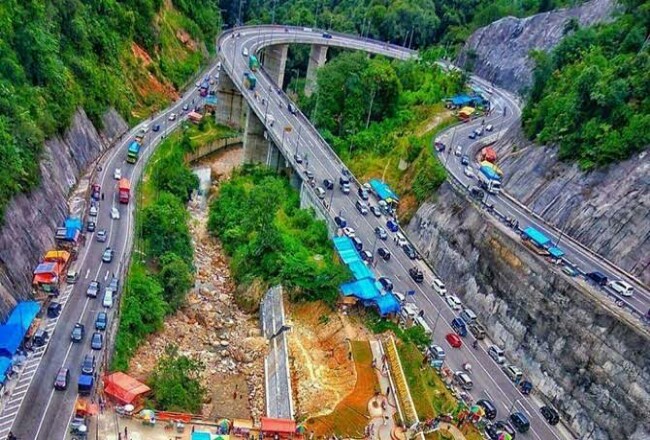 Lalu Lintas Flyover Kelok Sembilan Padat Jelang Tiga Hari Tahun Baru