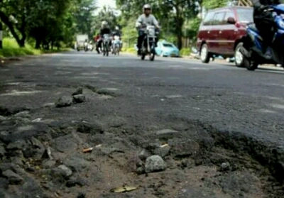 Jelang Ramadan DPRD Riau Minta Pemprov Mulai Perbaiki Jalan RusakÂ 
