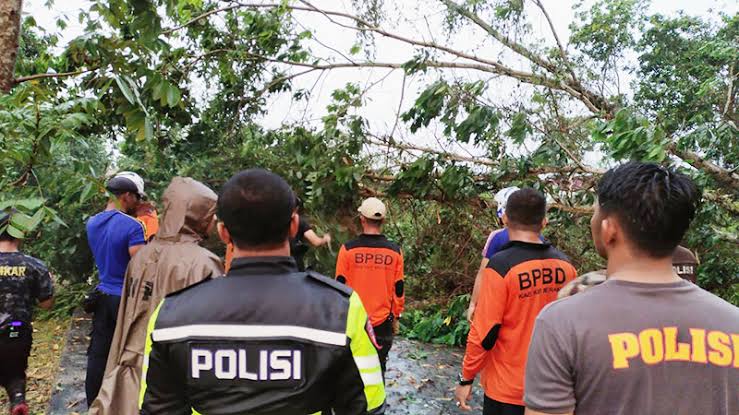 Dihantam Badai, 12 Rumah dan 5 Kapal di Selat Panjang Rusak