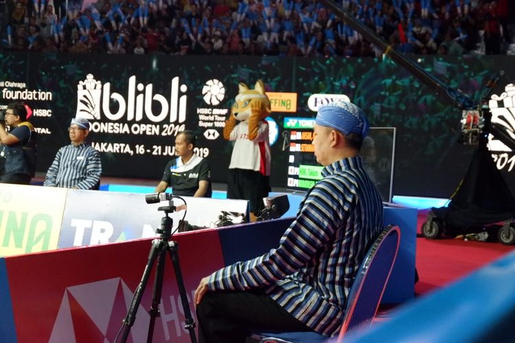 Hakim Garis Indonesia Open Pakai Busana Adat Jawa Tengah