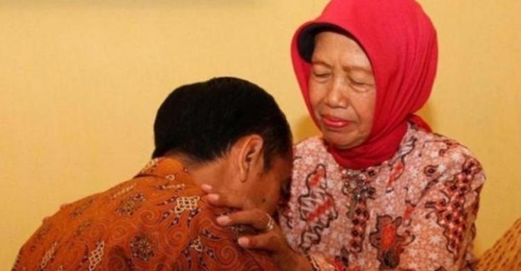 Wafat di Usia 77 Tahun, Ibunda Jokowi Akan Disemayamkan di Solo
