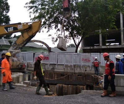 Rumah Warga Jalan Ahmad Dahlan Pekanbaru Bergetar dan Terancam Ambruk Akibat Pengeboran Proyek IPAL