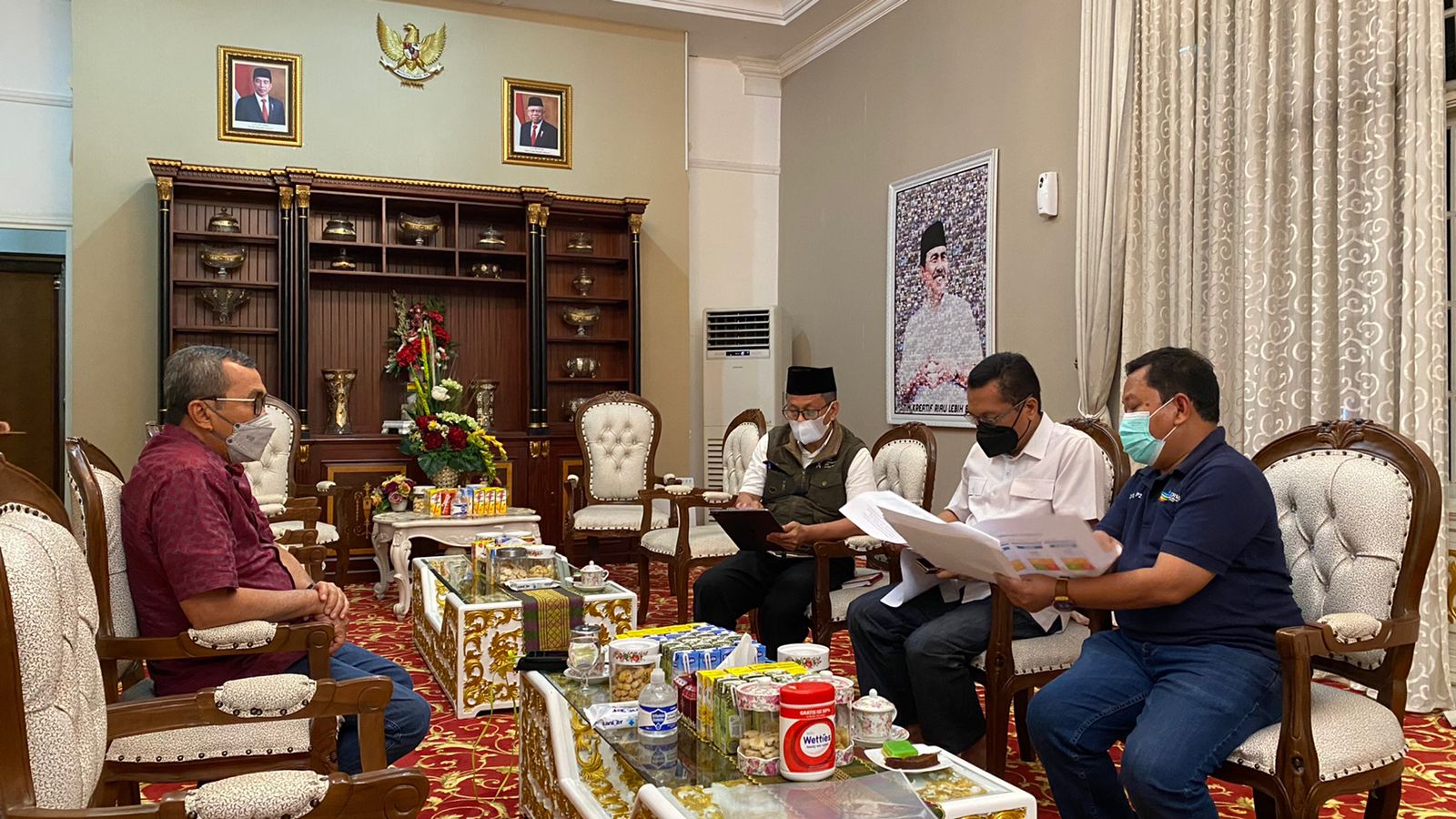 Tetap Kerja di Hari Libur, Gubri Pastikan Vaksinasi Covid-19 di Kabupaten/Kota