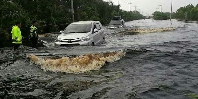 Jalan Lintas Timur Sumatera di Pelalawan Terkepung Banjir