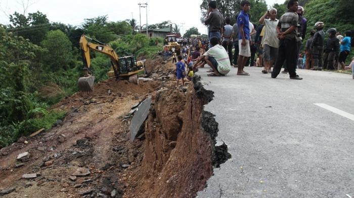 Desember, Perbaikan Jalan Lintas Timur yang Amblas Selesai