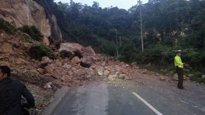 Jalan Lintas Riau-Sumbar Rawan Longsor