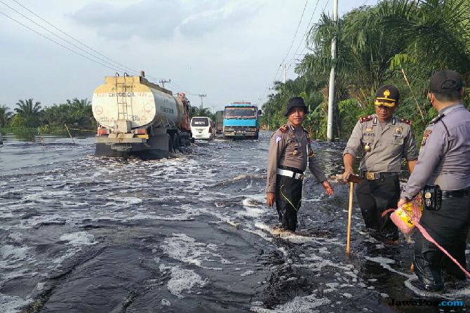 Jalan Lintas Timur Pelalawan Masih Terendam