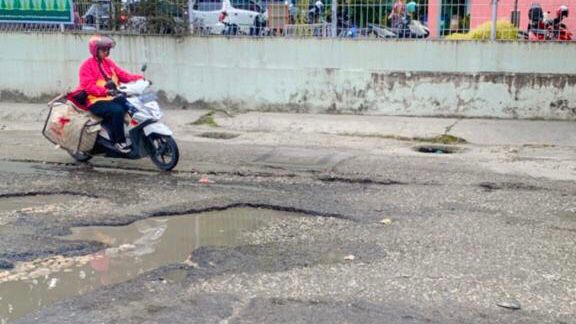 Rusak Parah, Ruas Jalan Delima Pekanbaru Tak Kunjung Diperbaiki
