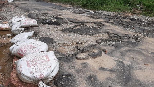 Baru Diaspal, Ruas Jalan Telukpauh-Padangkunyit Banyak yang Rusak
