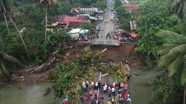 Akses Penghubung Padang-Bukittinggi Rusak, Warga Bangun Jebatan Darurat