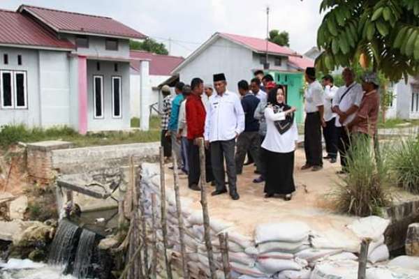 Wawako Tinjau Jembatan Putus di Air Putih