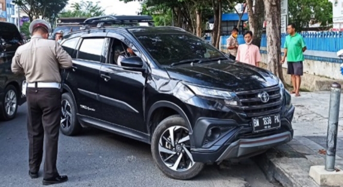 Penabrak Tiang Traffic Light Depan Star City Sudirman Langsung Pingsan