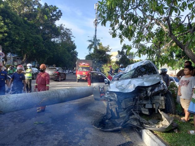 Pajero Sport Hancur Pasca Tabrak Pohon di Jalan Diponegoro Pekanbaru