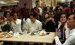 Tak Boikot Nasi Padang, Jokowi Lahap Makan Ayam Pop dan Daun Singkong