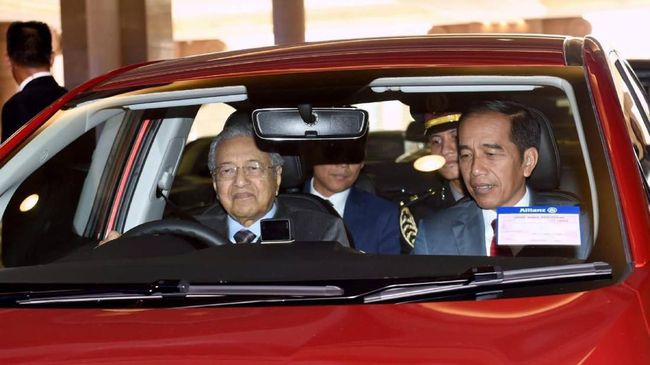 Jokowi Numpang Mobnas Malaysia, Disopiri Mahathir