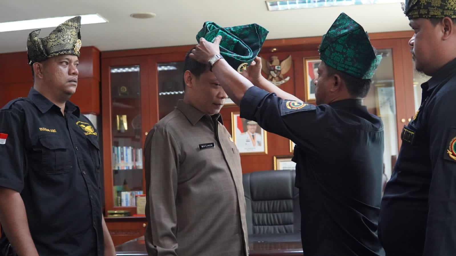 Rayakan Milad ke-44 Tahun, Muflihun Disematkan Tanjak dari Pasukan Adat Gagak Hitam