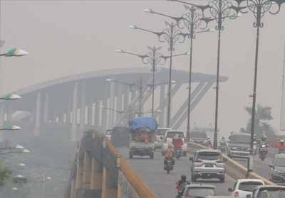 Warga Mulai Mengungsi Akibat Kabut Asap Makin Pekat Selimuti Pekanbaru