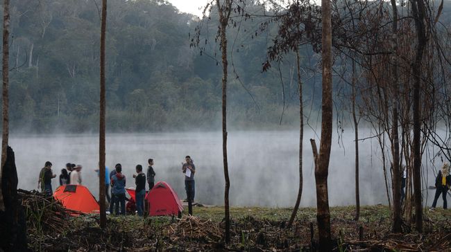 Berburu Kabut di Danau Tambing