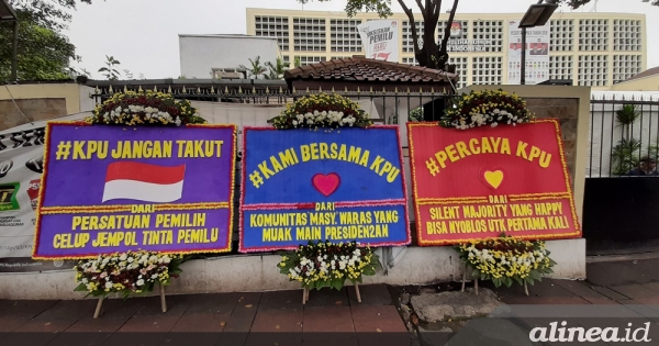 Gedung KPU Dibanjiri Karangan Bunga dari Masyarakat