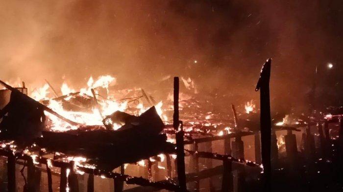 Kebakaran Hebat Hanguskan 4 Unit Bangunan di Teluk Meranti, Api dari Korsleting Listrik yang Meledak