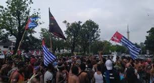 Bendera Bintang Kejora Dikibarkan di Seberang Istana