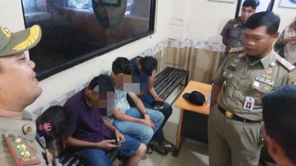 Diduga Rayakan Valentine Day, Satpol PP Grebek 3 Pria dan 1 Wanita