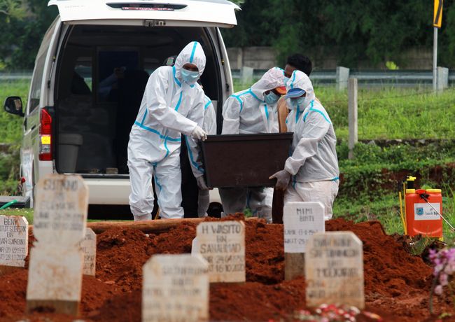 Usai Oksigen, Krisis Peti Jenazah Covid-19 Mulai Mengancam 