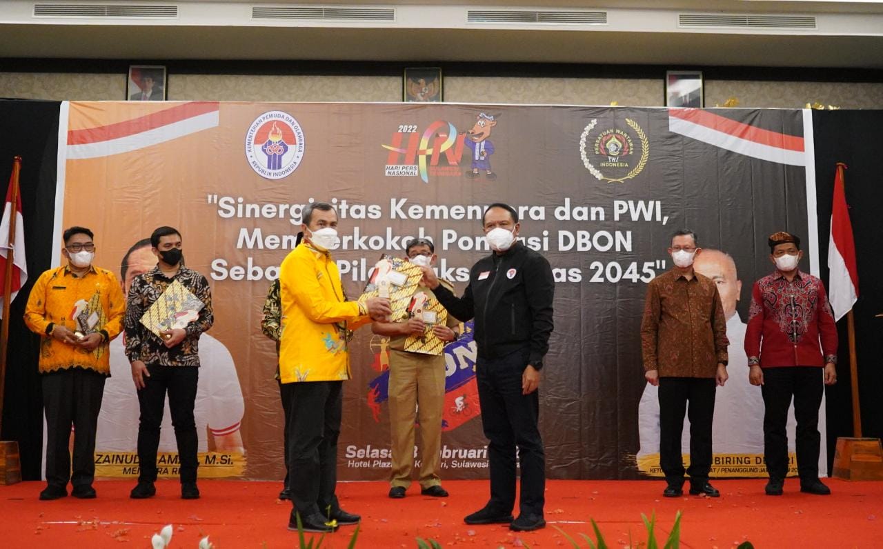 Tahniah, Gubernur Riau Terima Penghargaan dari PWI Pusat