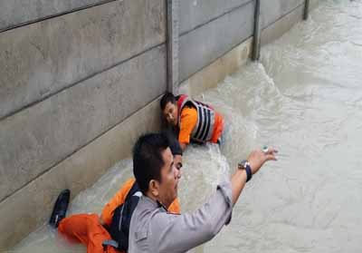 Tragis, Korban Tewas Terseret Arus di Jalan Lobak Pekanbaru adalah Pengantin Baru