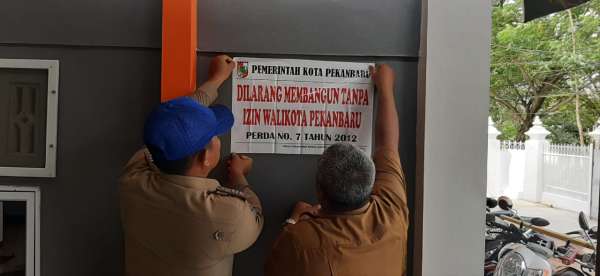 DPMPTSP Pekanbaru dan Satpol PP Pasang Stiker Peringatan di Kos-kosan tak Berizin