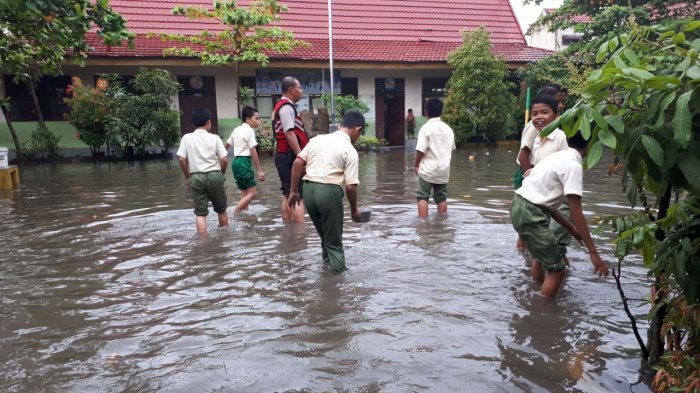 Banjir di Rumbai Pesisir, Terpaksa Guru dan Murid Pakai Sendal ke Sekolah