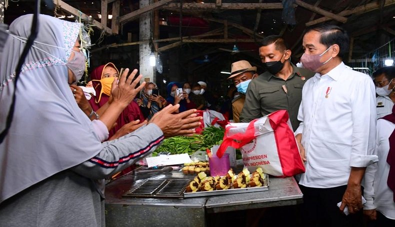 Presiden Jokowi Serahkan Bansos Untuk Memacu Pertumbuhan Ekonomi Pasca Pandemi