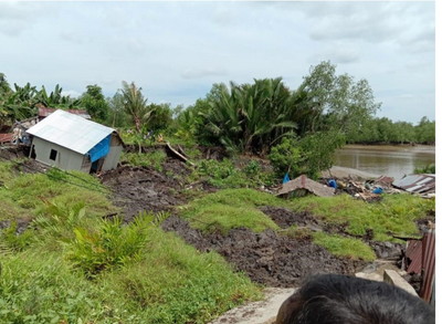 Longsor, Gudang Kelapa dan Dua Rumah di Enok Terjun ke Sungai